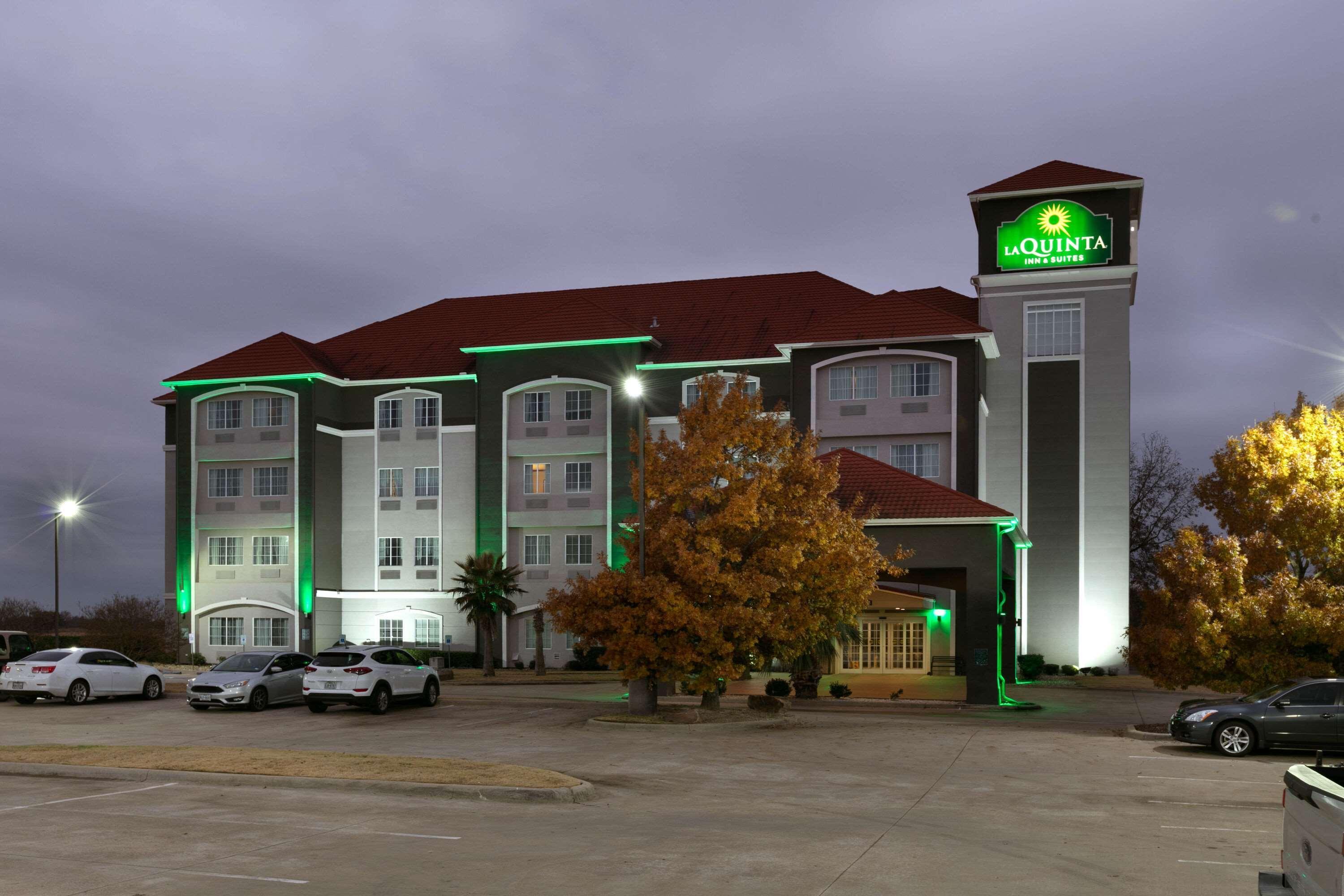 La Quinta By Wyndham Lindale Hotel Exterior photo